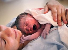 Tudo o que sabemos (até agora) sobre o parto durante a pandemia COVID-19